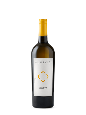 Een fles Almivisi Qortè witte wijn met een strak wit etiket en goudkleurige accenten, liggend op een houten oppervlak.​