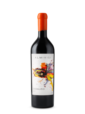 Een fles Almivisi Sodalizio rode wijn met een feloranje capsule en een artistiek etiket met een kleurrijke schildering van een oog.