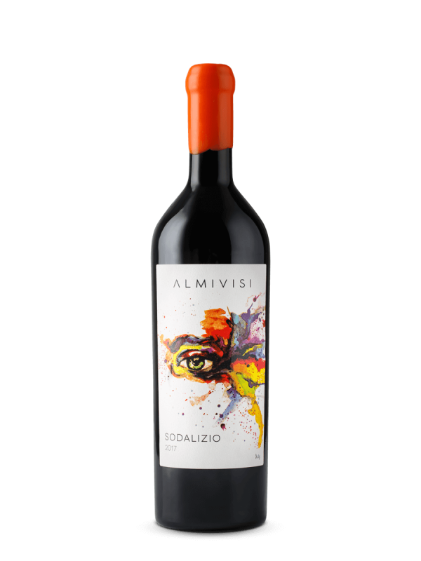 Een fles Almivisi Sodalizio rode wijn met een feloranje capsule en een artistiek etiket met een kleurrijke schildering van een oog.