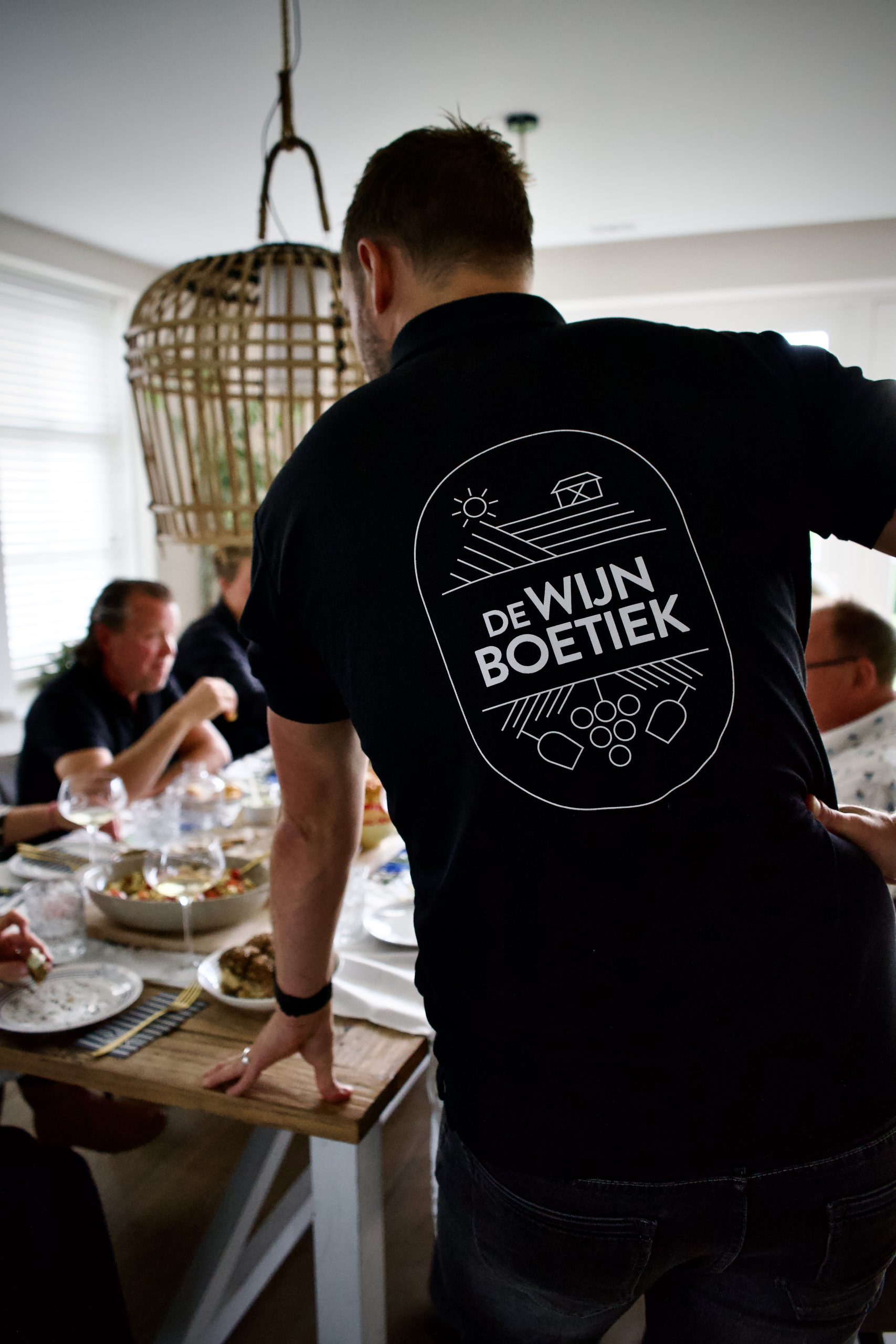 Sommelier van De Wijnboetiek begeleidt een wijnproeverij aan huis in Zwolle.
