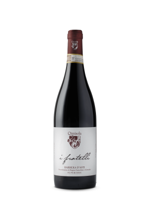 Fles Qimisola I Fratelli Barbera d’Asti Superiore met intens robijnrode kleur.​