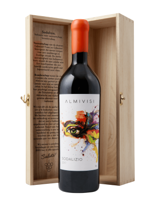 Een fles Almivisi Sodalizio rode wijn met een artistiek etiket, gepresenteerd in een houten geschenkdoos met een gegraveerd verhaal aan de binnenzijde.​