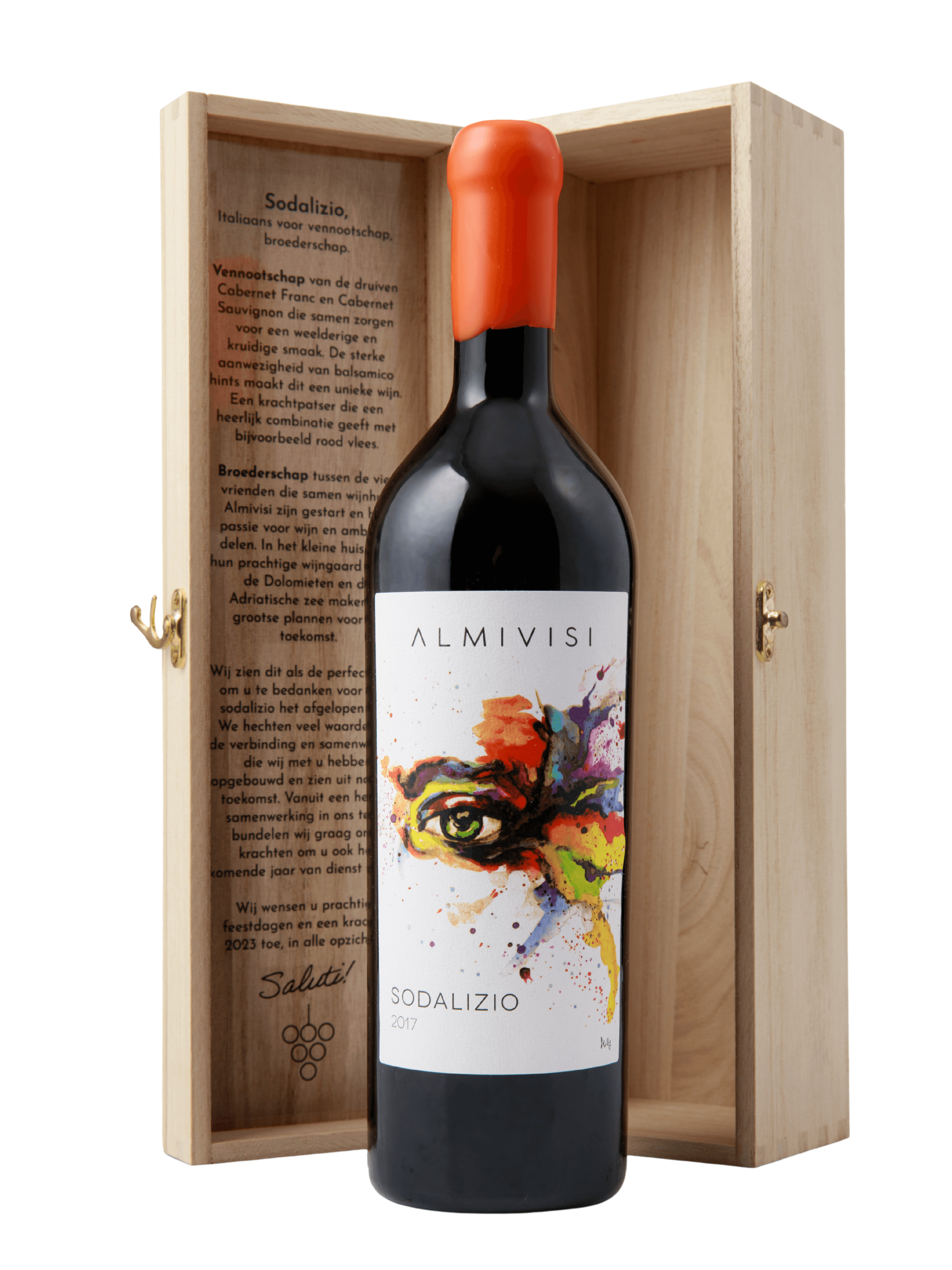 Een fles Almivisi Sodalizio rode wijn met een artistiek etiket, gepresenteerd in een houten geschenkdoos met een gegraveerd verhaal aan de binnenzijde.